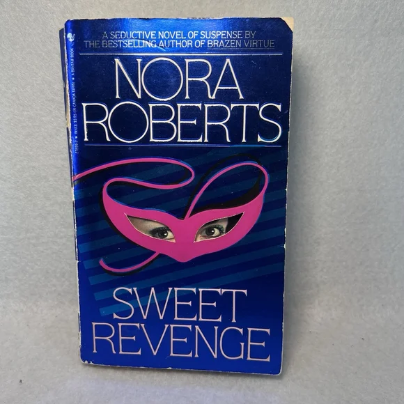 Nora Roberts romantic suspense - Picture 3 of 10
